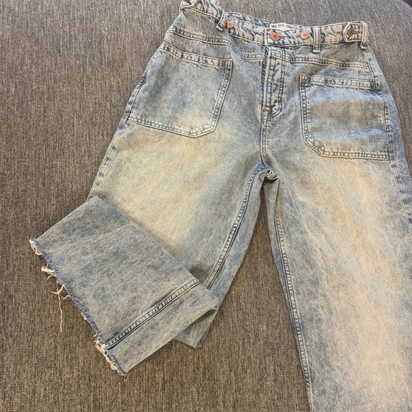We The Free Denim - We The Free Wide Leg Raw Hem Denim Sz 29 Free People (waist measures 32”) Adjust